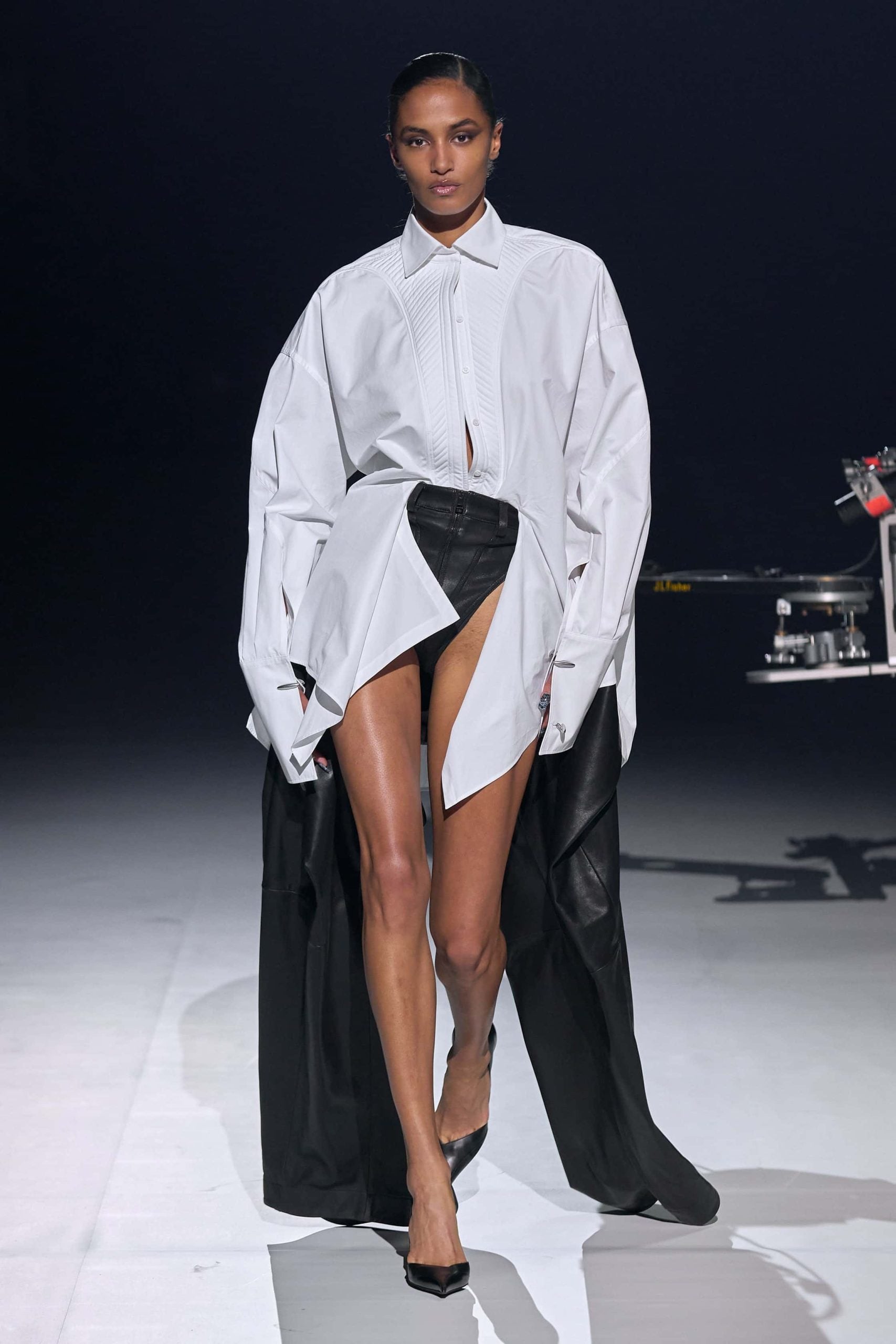 00012-mugler-fall-2023-ready-to-wear-credit-gorunway-min