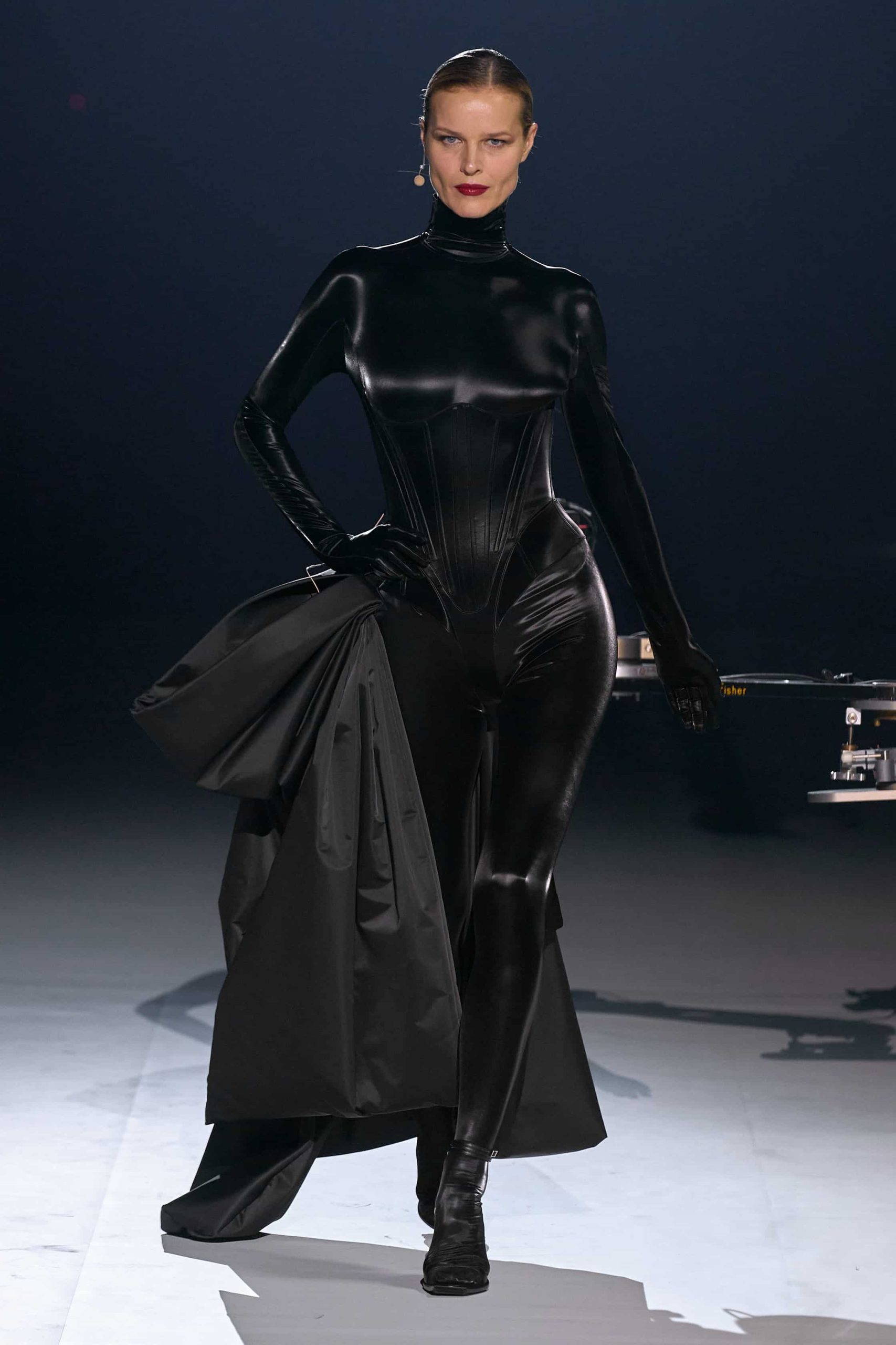00036-mugler-fall-2023-ready-to-wear-credit-gorunway-min